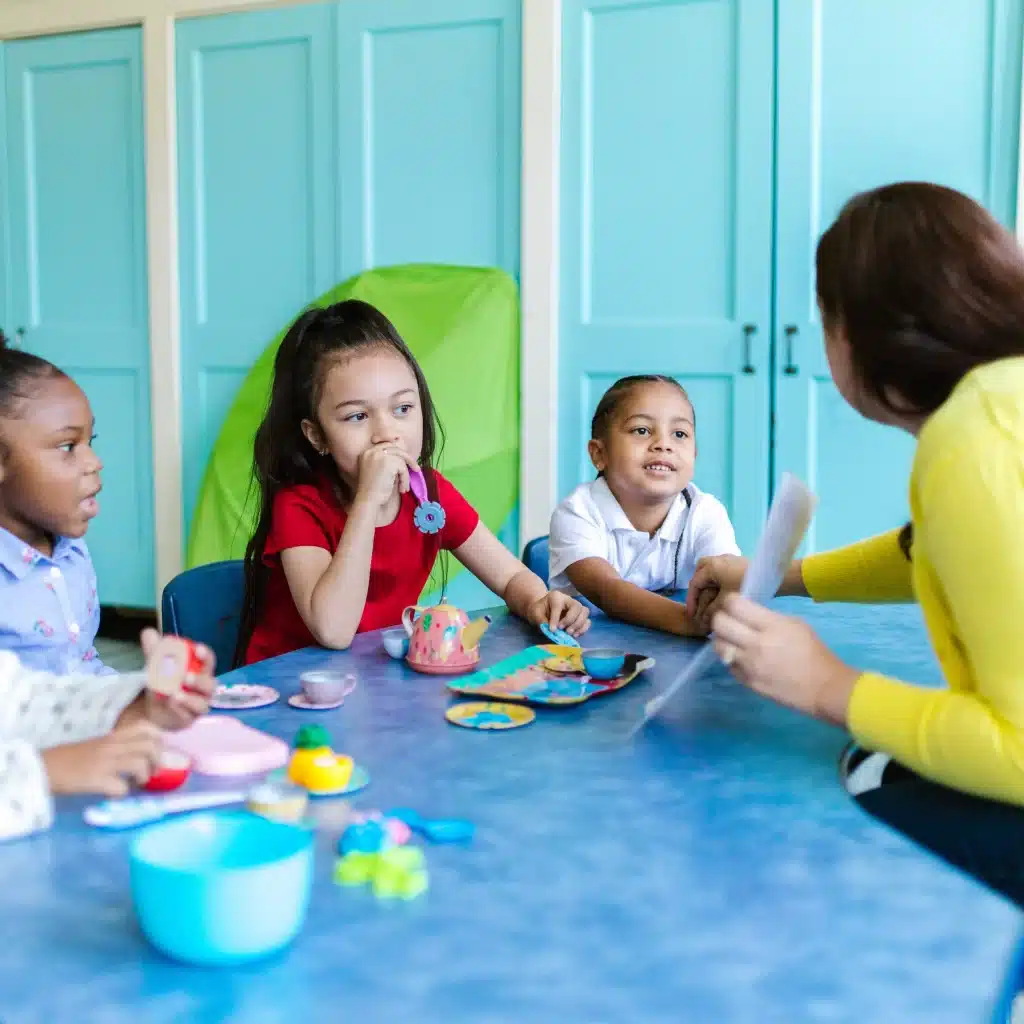 Enfants qui font des activités manuelles