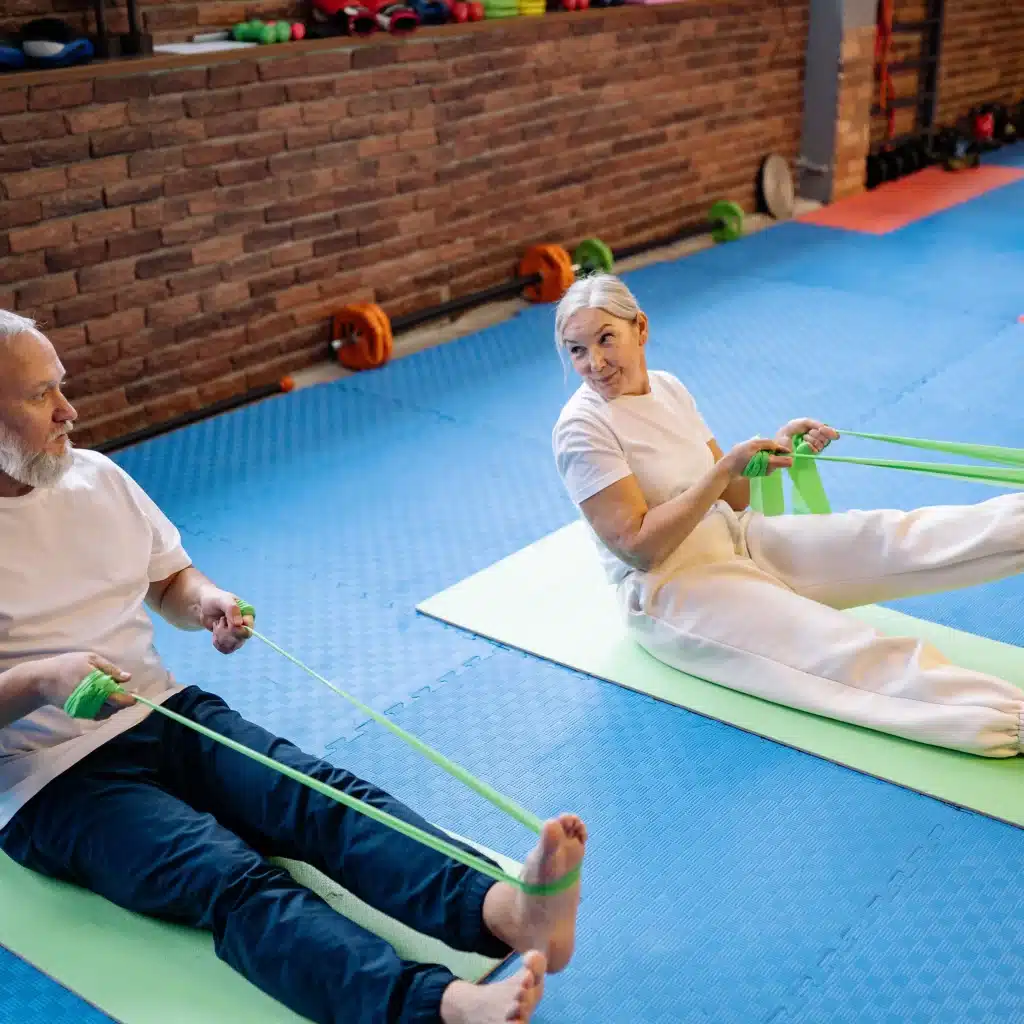 Personnes âgées qui font du sport sur des tapis