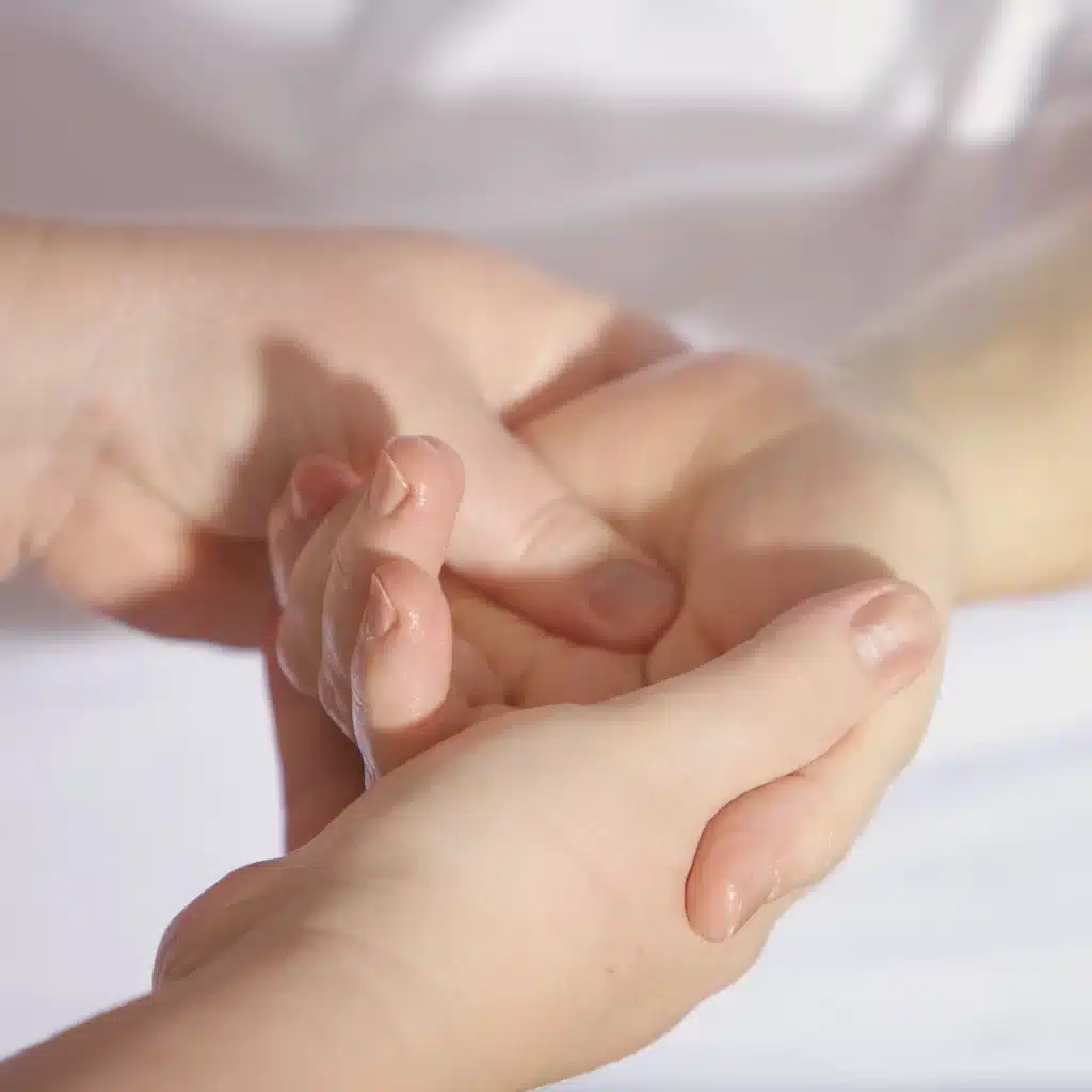 Femme qui masse les mains d'une autre femme