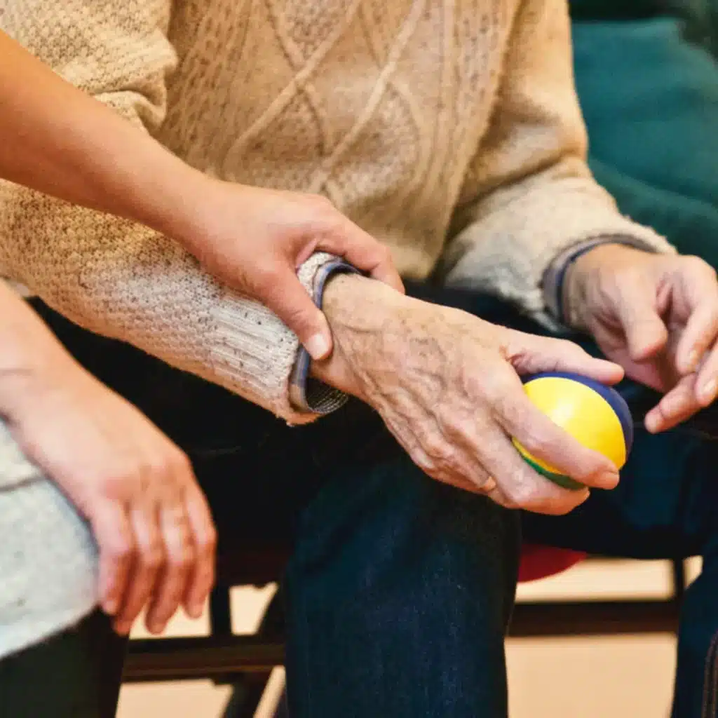 Femme qui s'occupe d'une personne âgée